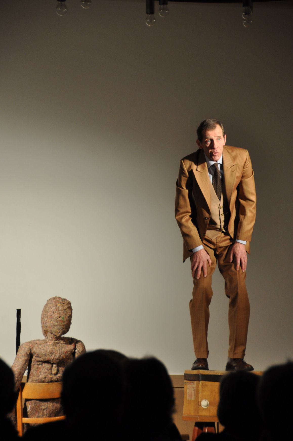 Michael Grunert mit "Schlachter-Tango" im Burgsaal der Wewelsburg